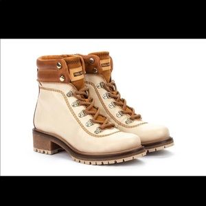 Pikolinos cream boots